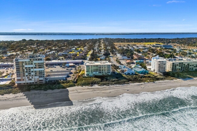 Building Photo - 925 N Hwy A1A
