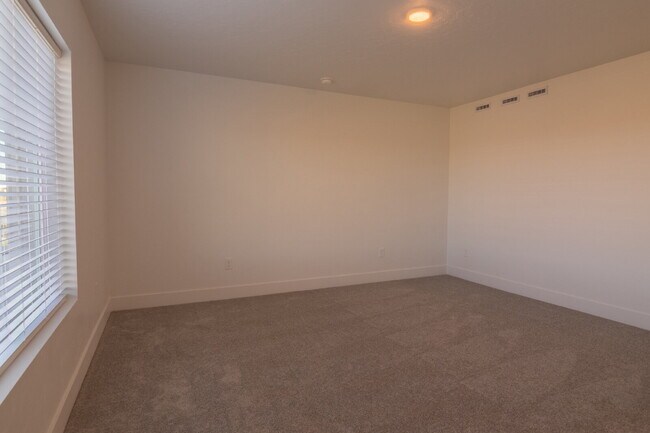 Building Photo - "READY NOW! 3-Bed PLUS Office-Townhouse Retreat in Eagle, ID – Spacious Living with 2.5 Baths!"