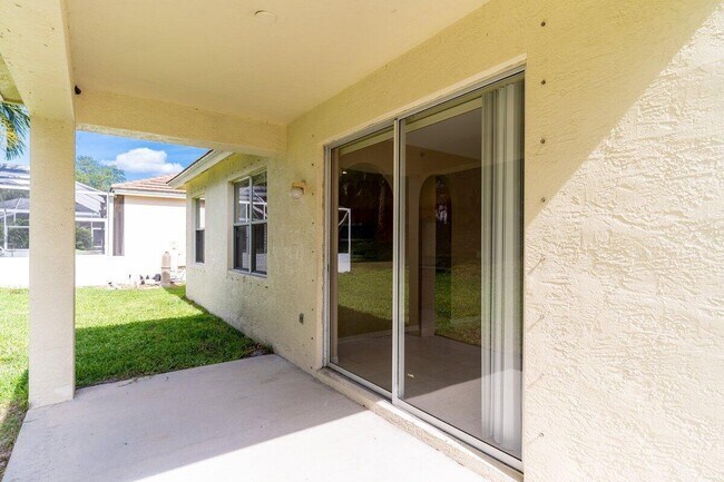 Building Photo - 806 SW Rocky Bayou Terrace