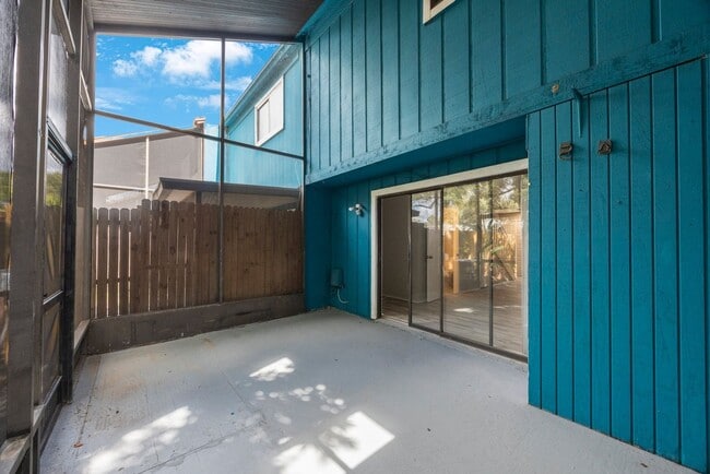 Building Photo - Renovated Town Home 2 bedroom 1.5 bath ** ...
