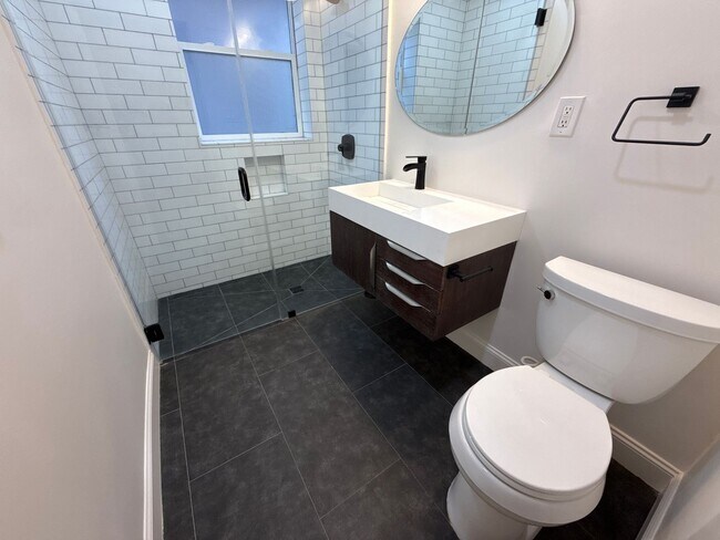 Building Photo - Epic REA- Spacious Flexible Plan 2 BR / 1B...