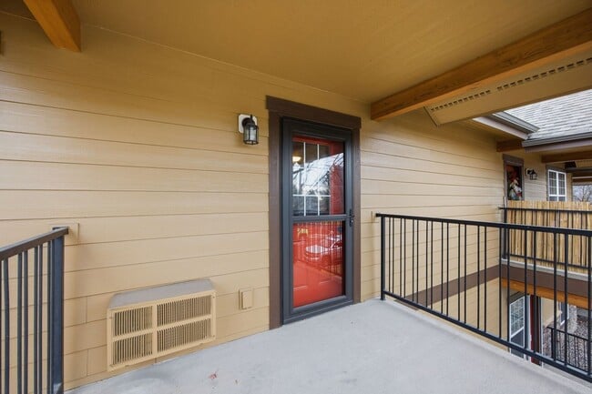 Building Photo - 2 Bed 2 Bath Condo - Near Shopping!