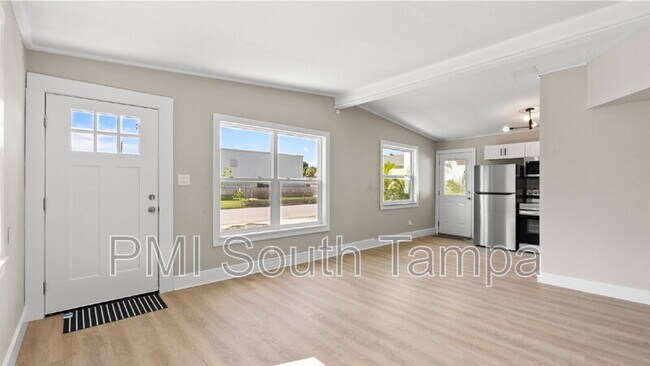 Building Photo - 1541 W La Salle St