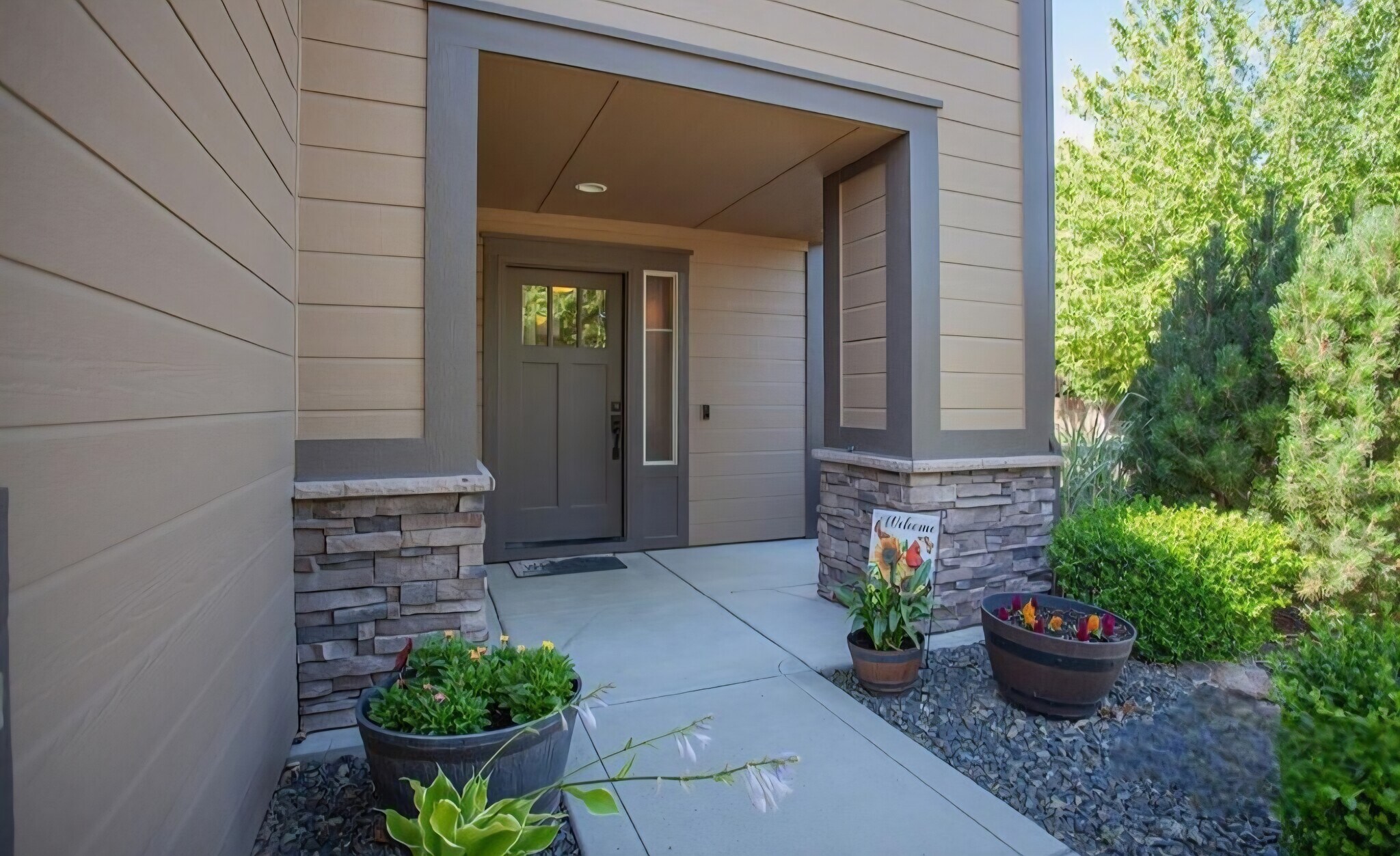 Building Photo - 591 W Kingsley St