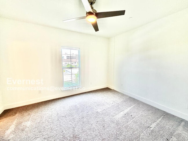 Building Photo - 2318 Stutz Dr