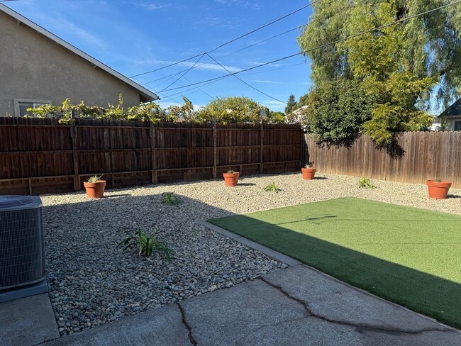 Building Photo - 3 BD/ 1BATH HOUSE LOCATED NEAR DOWNTOWN VA...