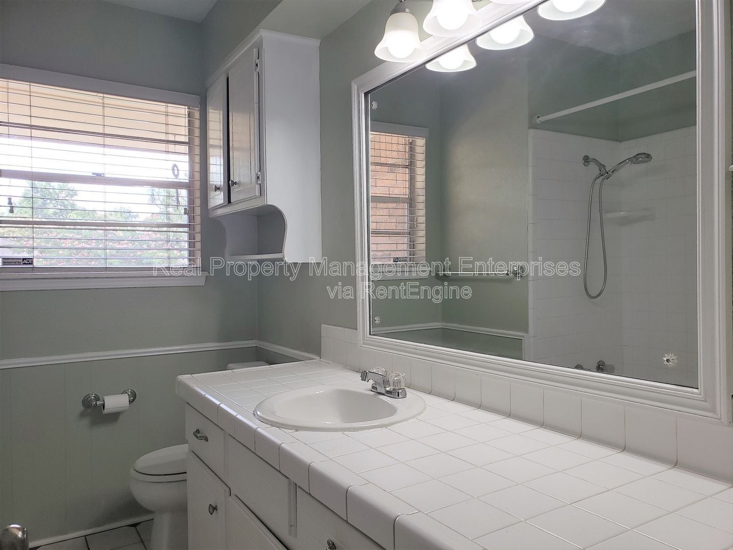 Building Photo - 1325 E Brooks St