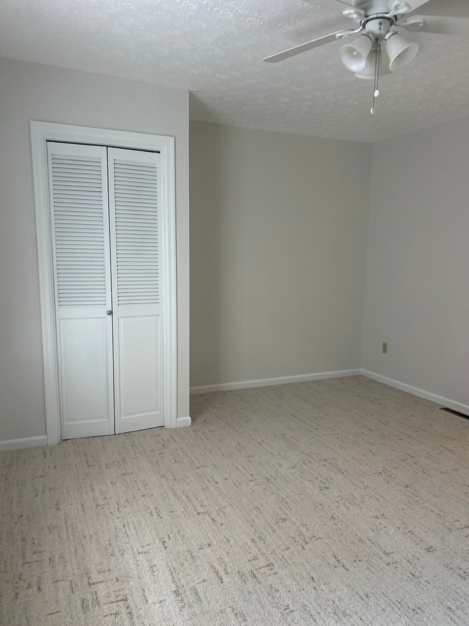 Back bedroom with large closet - 666 Mohawk St