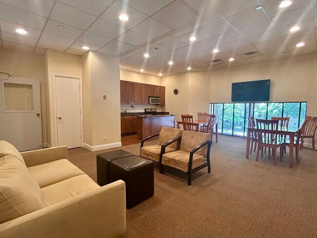 Building Photo - 50 E Bellevue Pl