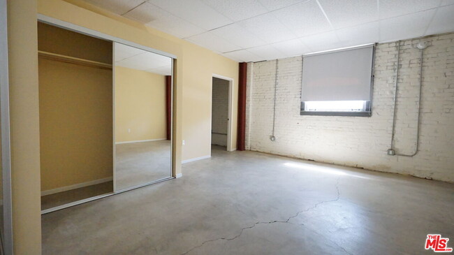 Building Photo - 922 W 23rd St