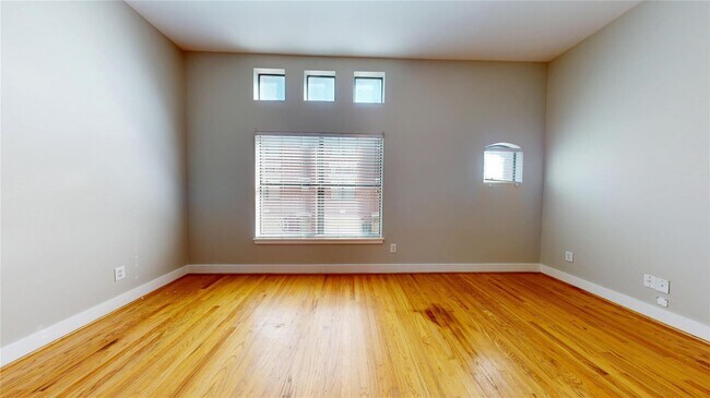 Building Photo - 8715 Meadowcroft Dr
