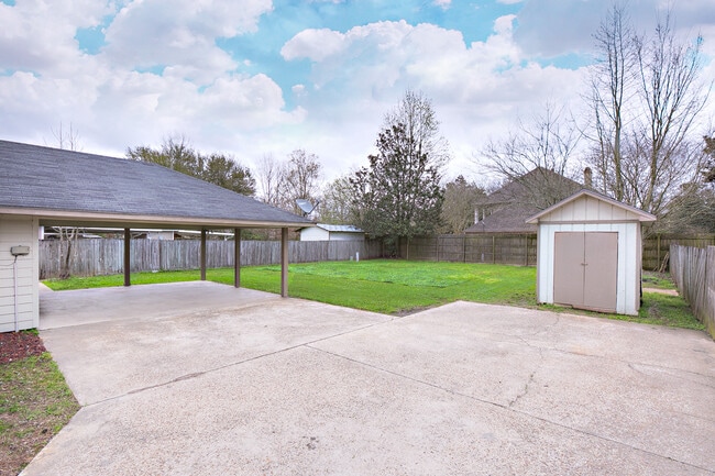 Building Photo - Great location near Perkins/Pecue!!