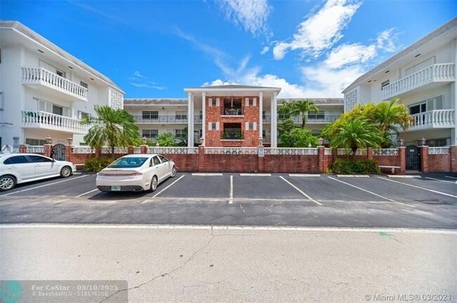 Building Photo - 2500 NE 9th St