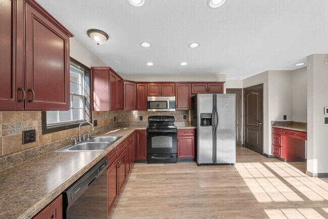 Building Photo - 4 Bedroom Pet Friendly Home For Rent!