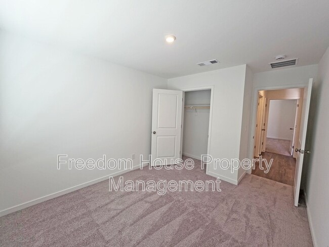 Building Photo - 663 Huyana Wind Dr