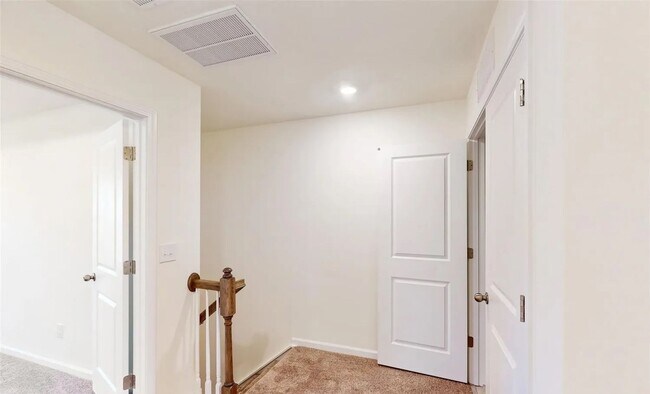 Building Photo - Beautiful 3BR/2.5BA Townhouse located in Kellerton Place