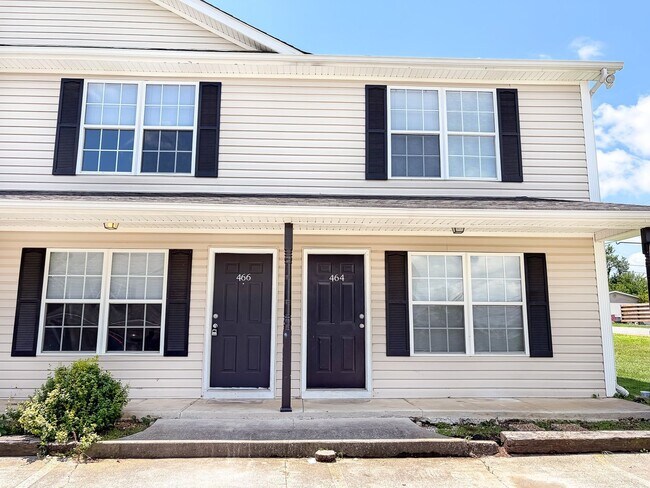 Building Photo - 464 Guyler St