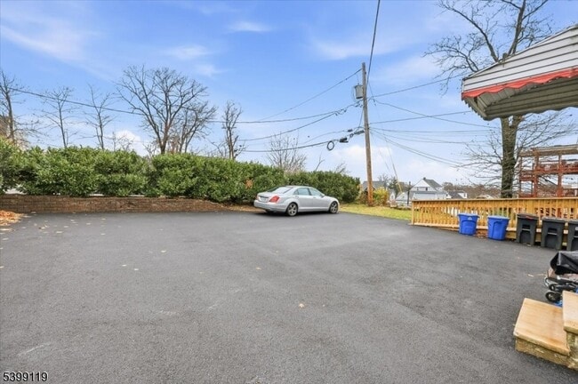 Building Photo - 162 Walnut St