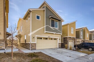 Building Photo - Spacious Home with Washer/Dryer and Centra...