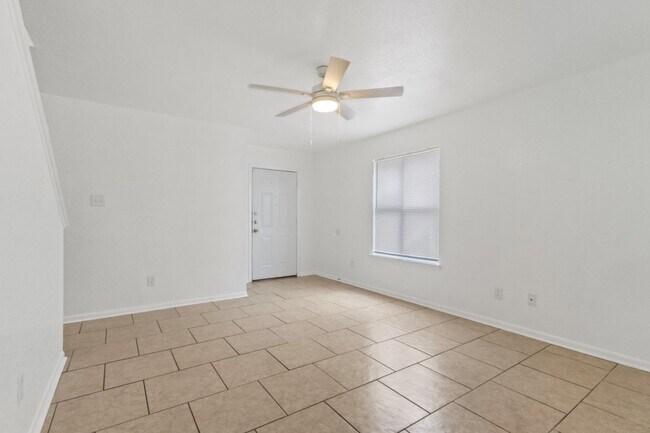 Building Photo - 2410 Royal Crest Cir
