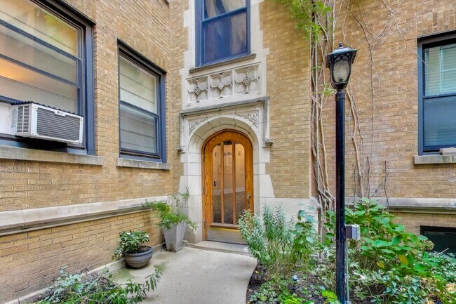 Building Photo - 636 W Waveland Ave