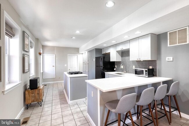 Building Photo - 447 Gittings St