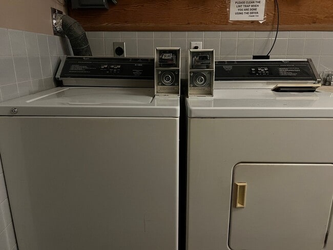 Building Photo - Recently Renovated 1-bed, 1-bath Apartment with Garage