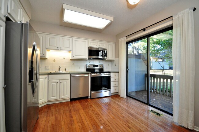 Building Photo - 16 Applewood Ln