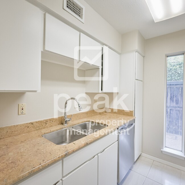 Building Photo - $950! Updated 1-Bedroom Condo Near Pool.  Apply by 12/17 for $475 Off!