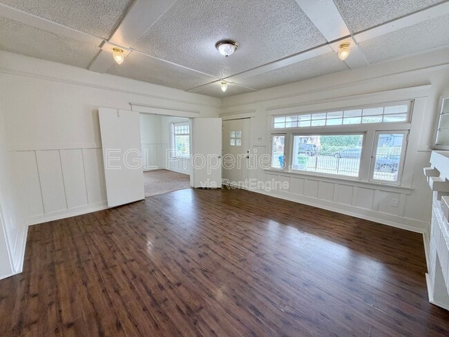 Building Photo - 860 W 56th St