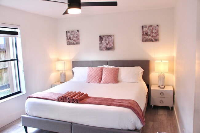 Building Photo - 830 SW 14th Ct