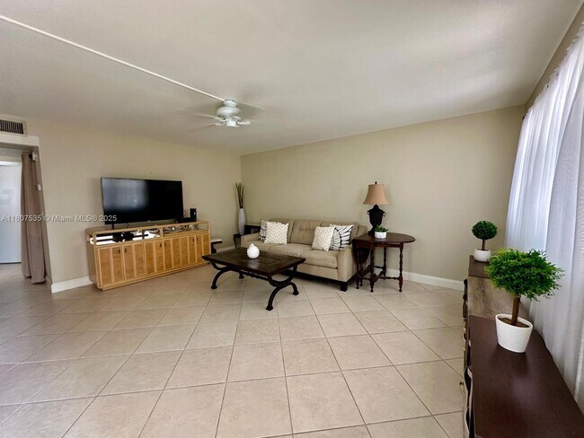 Building Photo - 445 Saxony Way