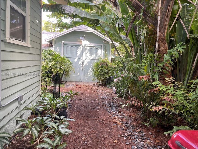 Building Photo - 27 NE 49th St