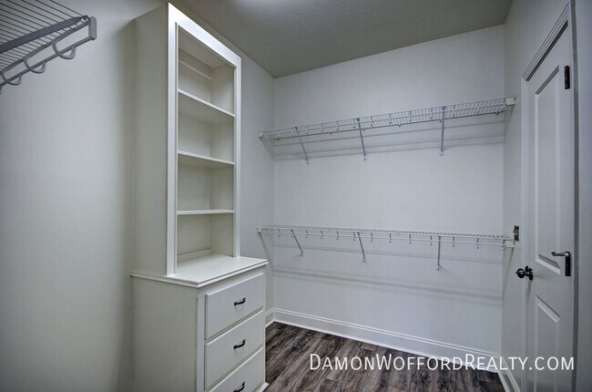 Building Photo - 142 Lakeway Drive