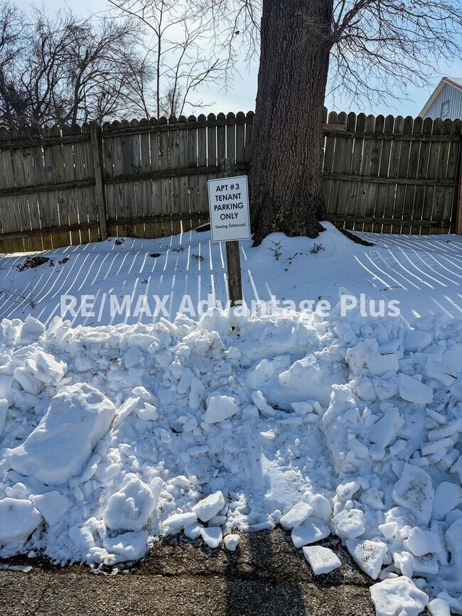 Building Photo - 400 S Main St