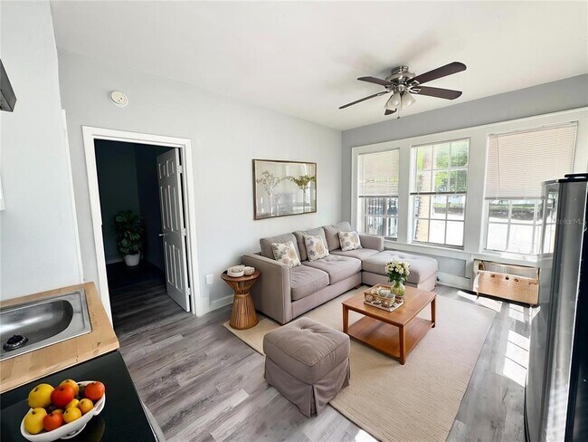 Building Photo - 704 Cordova Dr