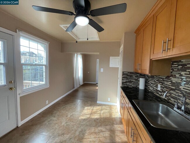 Building Photo - 25 Baldwin St