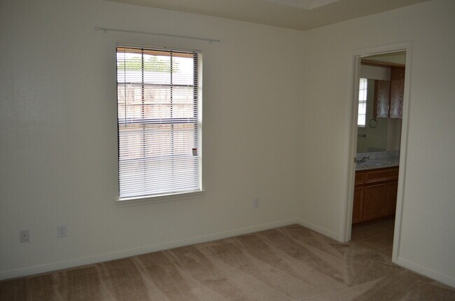 Building Photo - 913Daisy