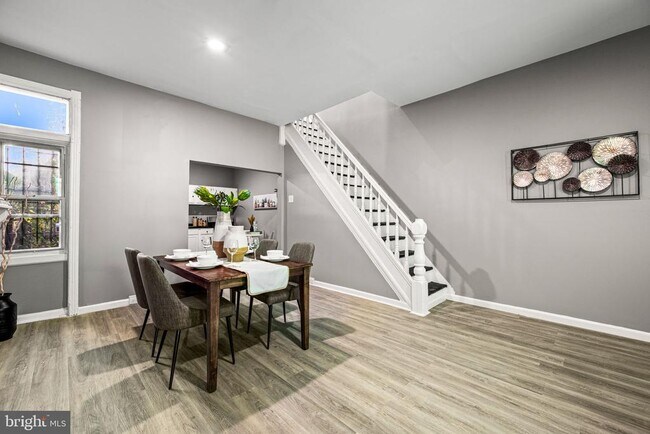 Building Photo - 2427 N Hollywood St