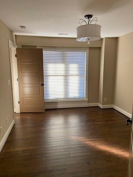 Building Photo - 909 Avon Pl