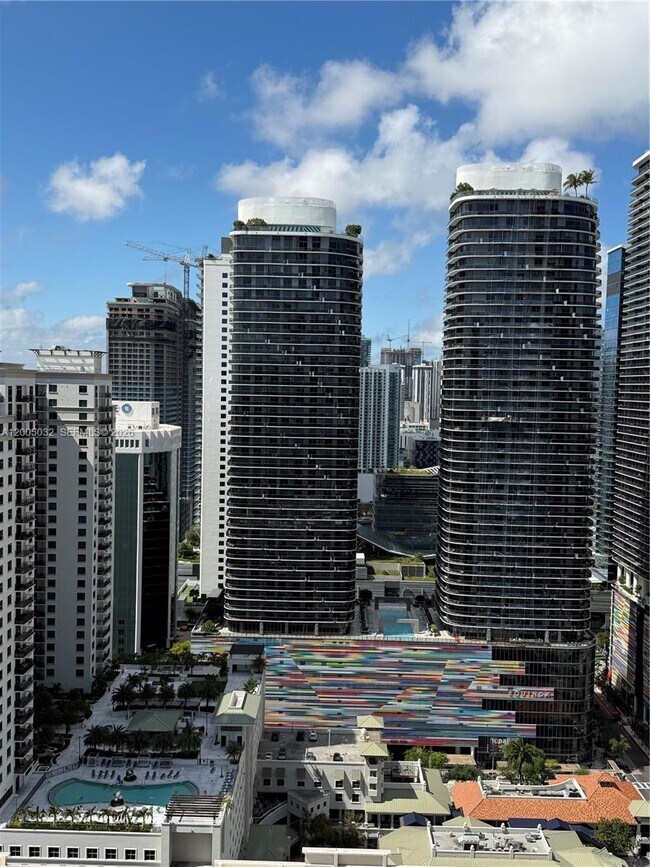 Building Photo - 1111 SW 1st Ave