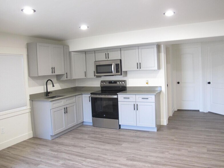 Building Photo - 2037 Bridle Cir