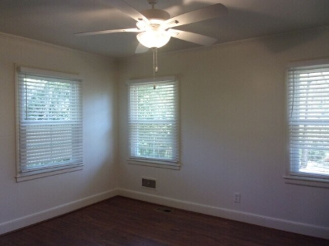 Building Photo - Charming 2 Bedroom 1 Bath Home in the Highly Desirable College Avenue Neighborhood