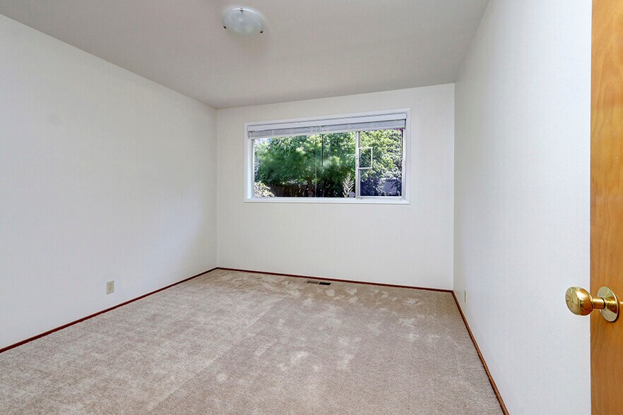 Building Photo - 26 6th St S