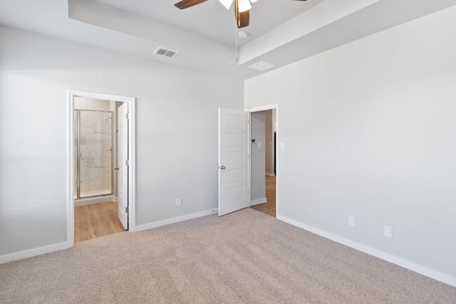 Building Photo - Luxury 4/2.5  Duplex in Buda TX!