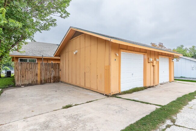 Building Photo - 323 W William Cannon Dr