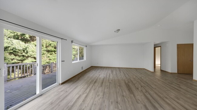 Building Photo - 3 Bed 2 Bath - Large Living Room - Office ...