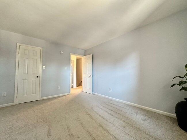 Building Photo - 3-Bedroom Townhome Ready 03-03-25! Updated...