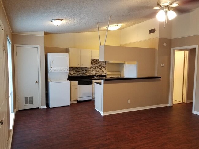 Building Photo - 606 W 51st St