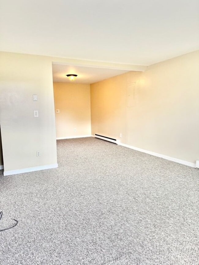 Building Photo - 120 Hinsdale St